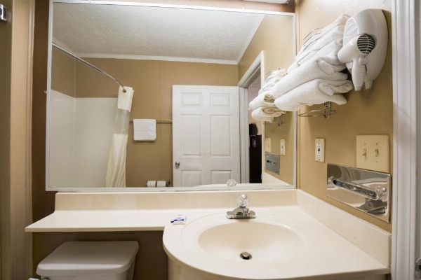 Microtel Inn & Suites by Wyndham Columbia Two Notch Rd Area image 20